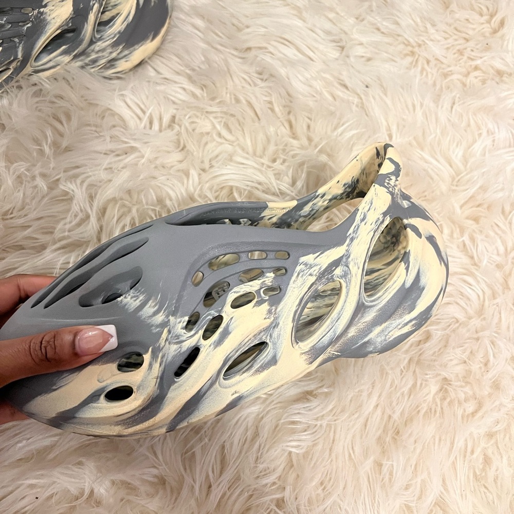 AUTHENTIC Yeezy foam runner moon gray